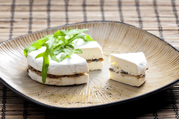 Gevuld met geroosterde paddestoelen brie kaas — Stockfoto