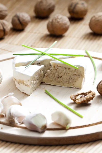 Käse Brie mit Käsemischung aus gehackten Walnüssen und ga gefüllt — Stockfoto