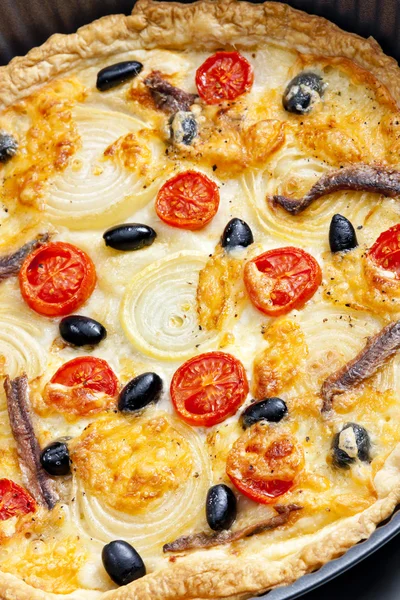 Kuchen mit Sardellen, Kirschtomaten und schwarzen Oliven — Stockfoto