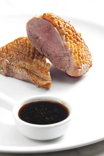 Tatlım, Balzamico ve kırmızı şarap soslu ördek göğsü kızarmış — Stok fotoğraf