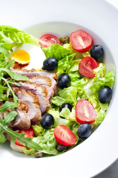 Salada de legumes com fatias de peito de pato frito e ovo — Fotografia de Stock