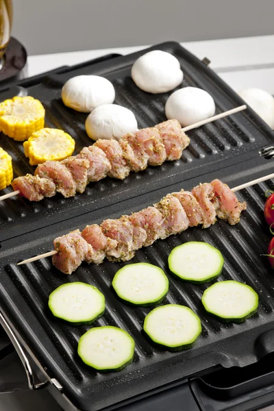 Espetos de carne e legumes na grelha elétrica — Fotografia de Stock