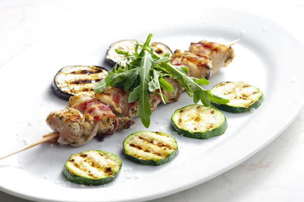 Brochette de dinde avec bacon et légumes grillés — Photo