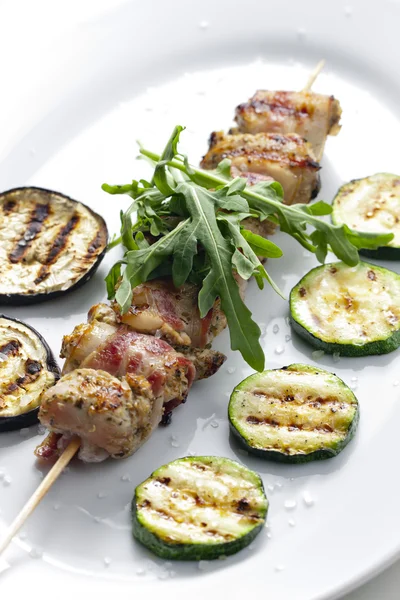 Turkey skewer with bacon and grilled vegetables — Stock Photo, Image