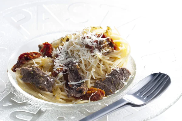 Spagetti sığır eti ve kurutulmuş domates ile — Stok fotoğraf