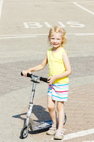 Kleines Mädchen mit einem Motorroller — Stockfoto