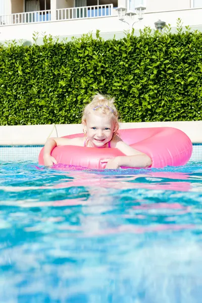 Meisje met rubberring in zwembad — Stockfoto