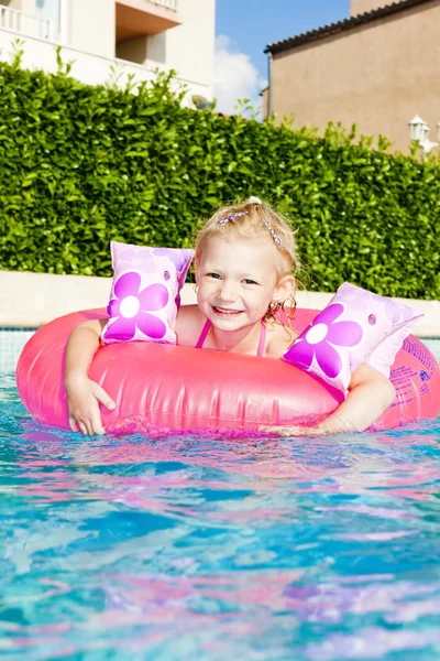 Kauçuk halka Yüzme Havuzu ile küçük kız — Stok fotoğraf