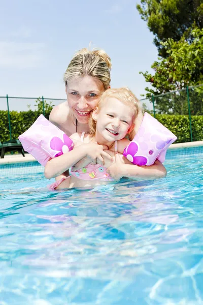 妈妈和女儿在游泳池里 — 图库照片