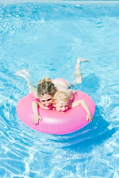 Anne ve kızı yüzme havuzunda. — Stok fotoğraf
