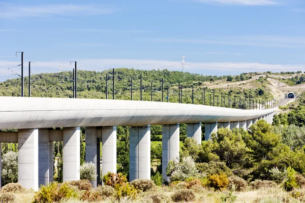 Viadotto ferroviario per il treno TGV vicino a Vernegues, Provenza, Francia — Foto Stock
