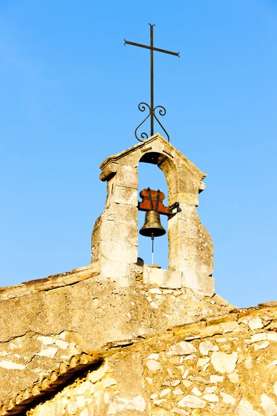 Klokkentoren van kapel st. sixte in de buurt van eygalieres, provence, Frankrijk — Stockfoto