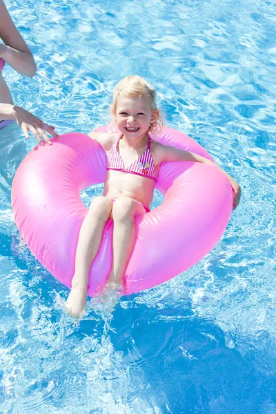 Meisje met rubberring in zwembad — Stockfoto