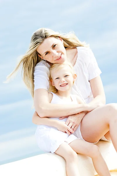 Sommaren porträtt av mor med dottern — Stockfoto