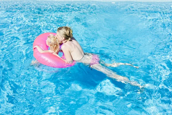 Madre con la figlia in piscina — Foto Stock