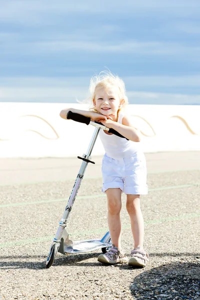 Bambina con uno scooter — Foto Stock