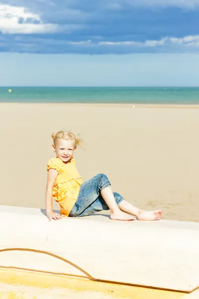 Küçük kız deniz plaj — Stok fotoğraf