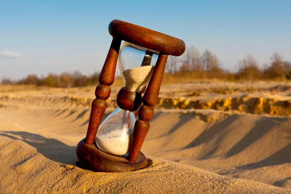Reloj de arena en el desierto — Foto de Stock