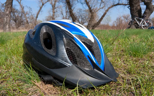 草地上的头盔 — 图库照片