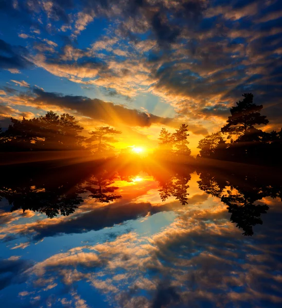 Bom pôr do sol sobre o lago — Fotografia de Stock