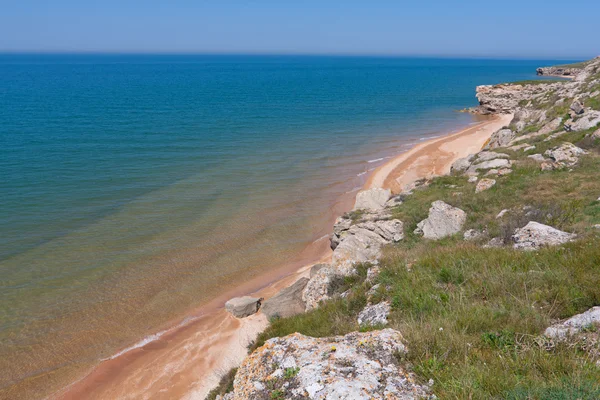 Skaliste wybrzeże szmaragdowe morze — Zdjęcie stockowe