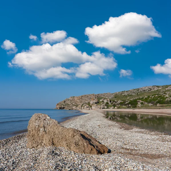 Камень на берегу моря — стоковое фото