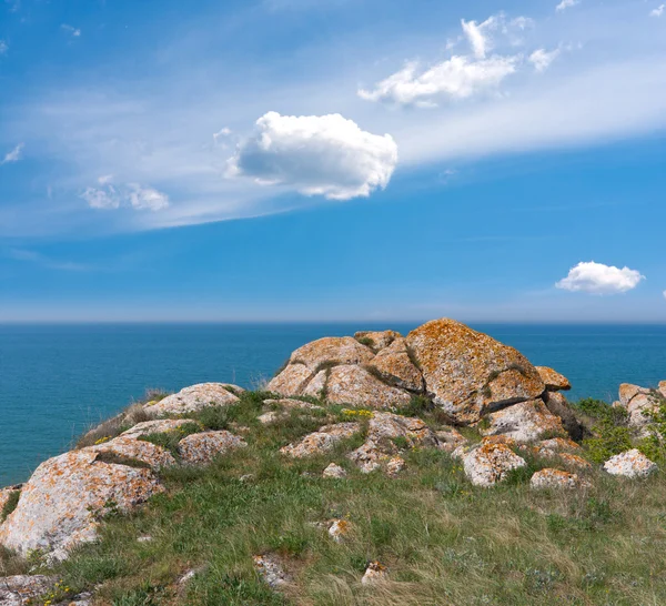 Vecchie pietre vicino alla riva del mare — Foto Stock