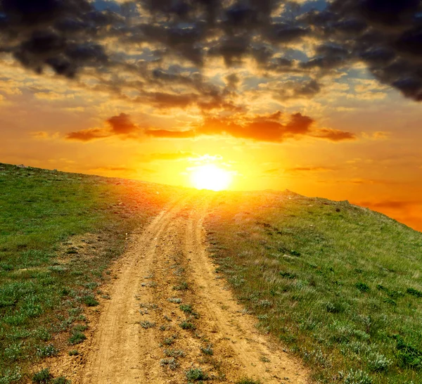 Estrada suja para o pôr do sol — Fotografia de Stock
