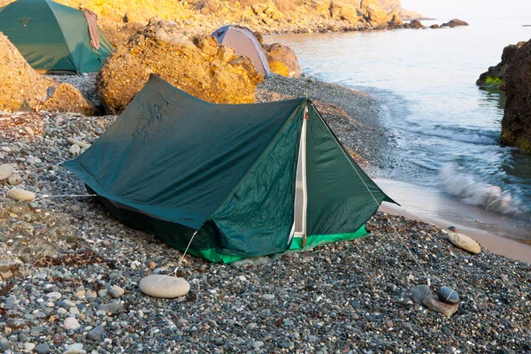 Deniz kenarında turistik çadır — Stok fotoğraf