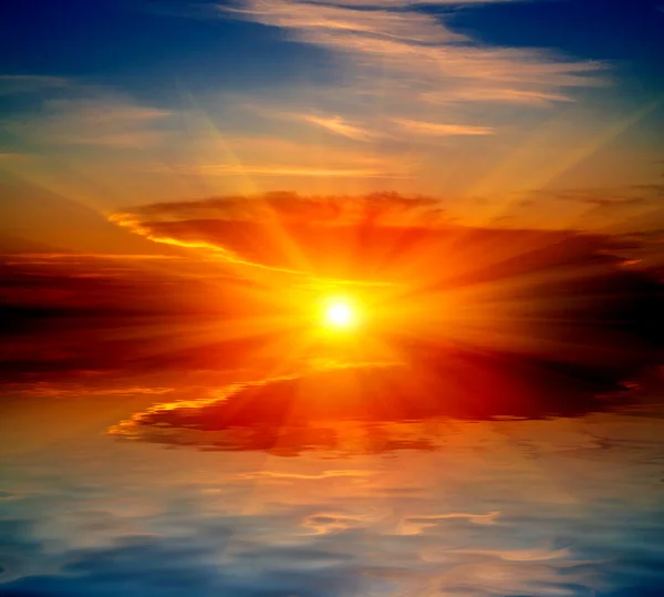 Puesta de sol caliente sobre el agua — Foto de Stock