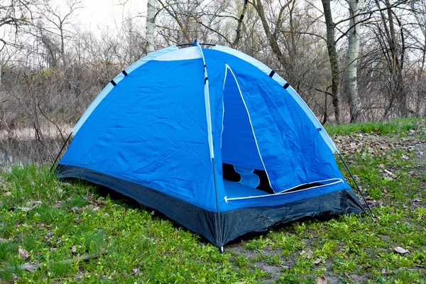 在森林中的蓝色帐篷 — 图库照片