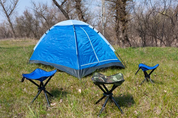 Blauwe tent in bos — Stockfoto