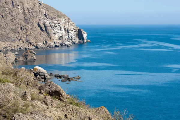 Mar azul e costa rochosa — Fotografia de Stock