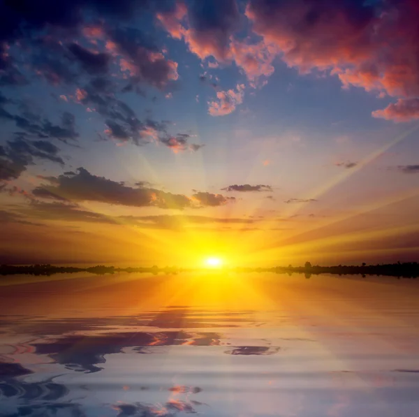 Hete zonsondergang op lake — Stockfoto