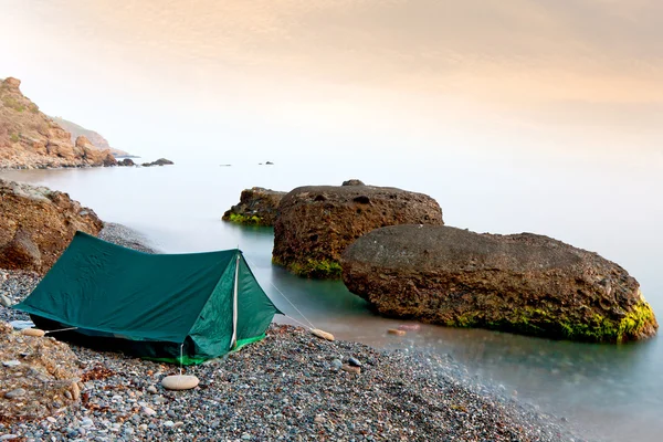 Tenda turística perto do mar — Fotografia de Stock