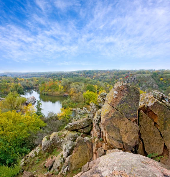 Paesaggio con roccia sul fiume — Foto Stock