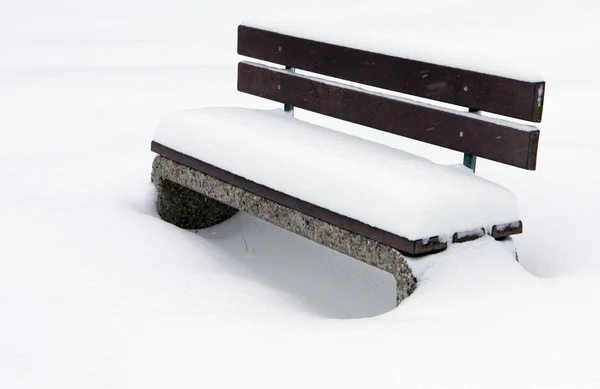 Скамейка зимой — стоковое фото