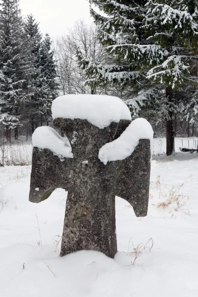 Old cross in park — Stock Photo, Image