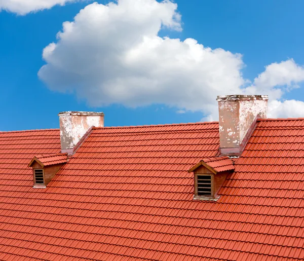 Kırmızı kiremit çatı — Stok fotoğraf