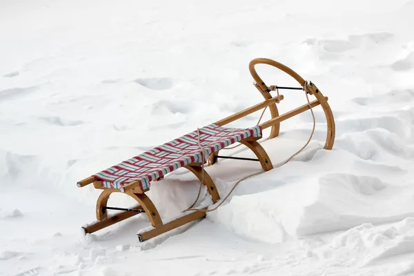 Drewniane sanki na śniegu — Zdjęcie stockowe