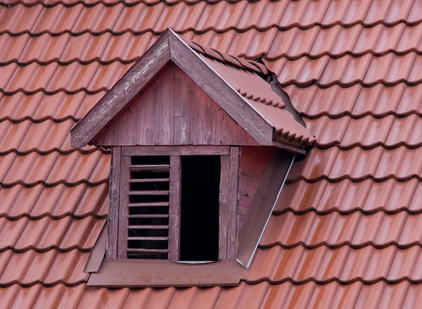 Ventana entrecerrada en techo rojo — Foto de Stock