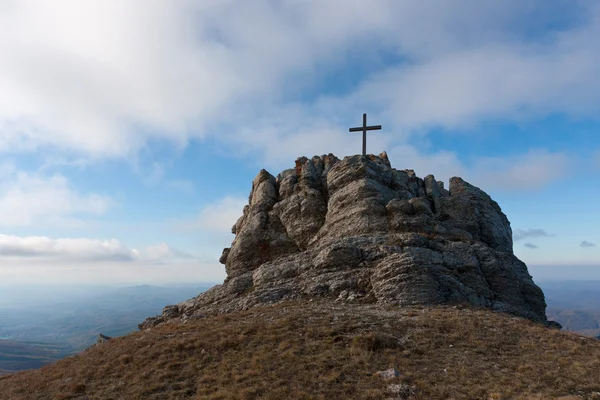 Croce sulla cima della montagna — Foto Stock