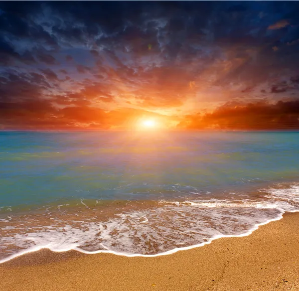 Puesta de sol sobre el mar —  Fotos de Stock