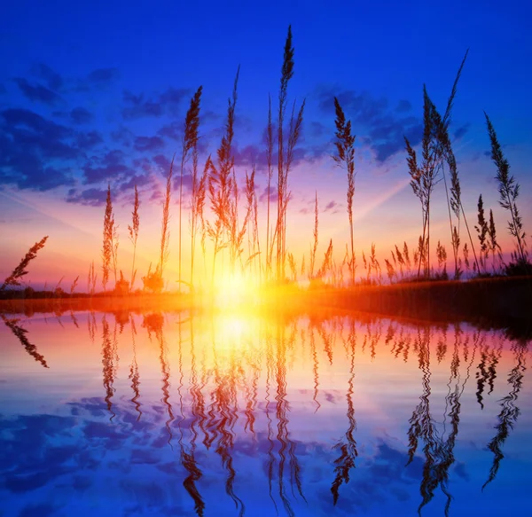 Západ slunce na jezeře — Stock fotografie