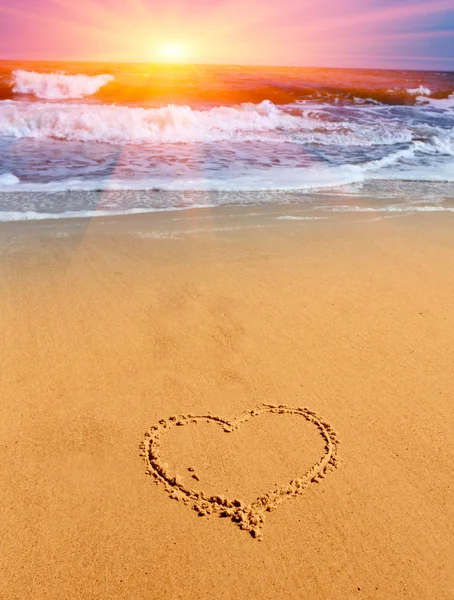 Signe de coeur sur sable — Photo