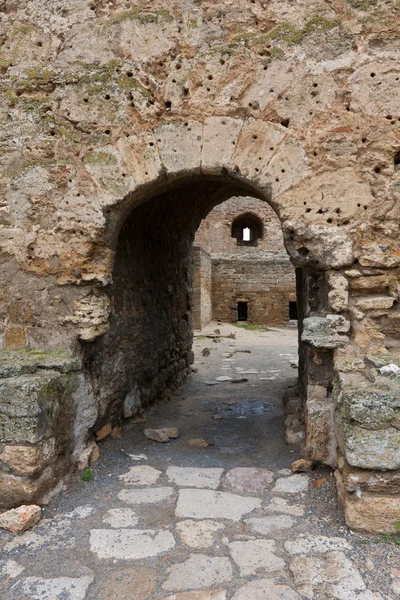 Arco na velha fortaleza — Fotografia de Stock