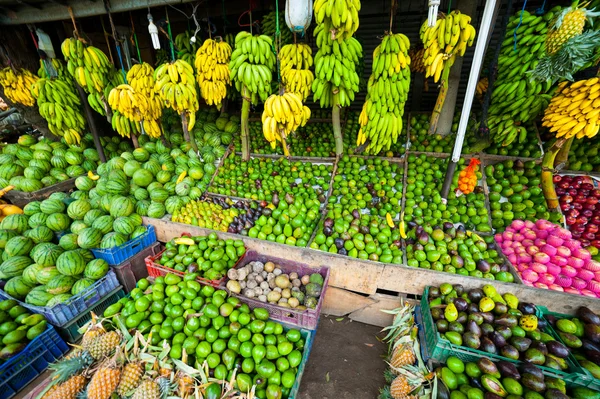 Kültéri piaci számos trópusi gyümölcsök — Stock Fotó