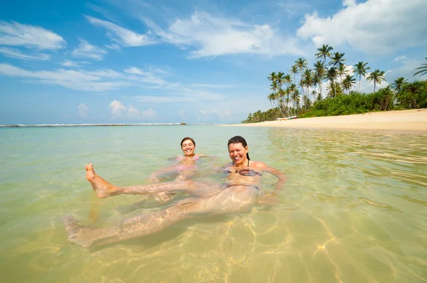 Twee vrouwen plezier in de Oceaan — Stockfoto