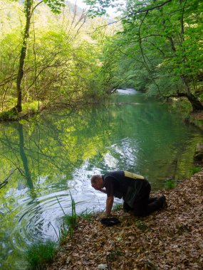 yorgun hiker içecekler