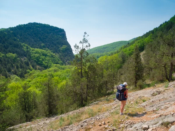 Hiker flicka trekking — Stockfoto